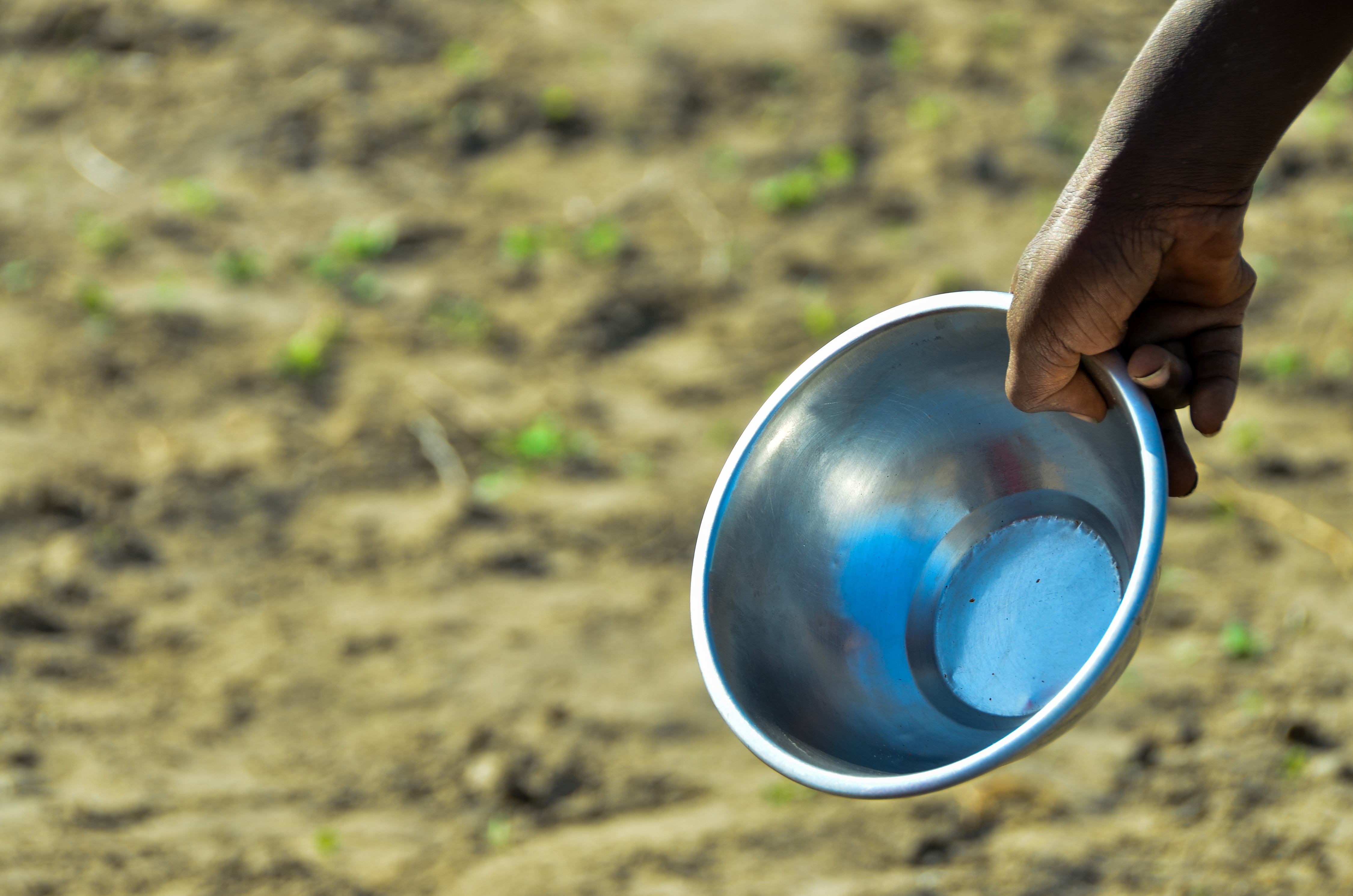 Eine leere Blechschüssel in der Hand eines Kindes. (Quelle: Girmay Tilahun)