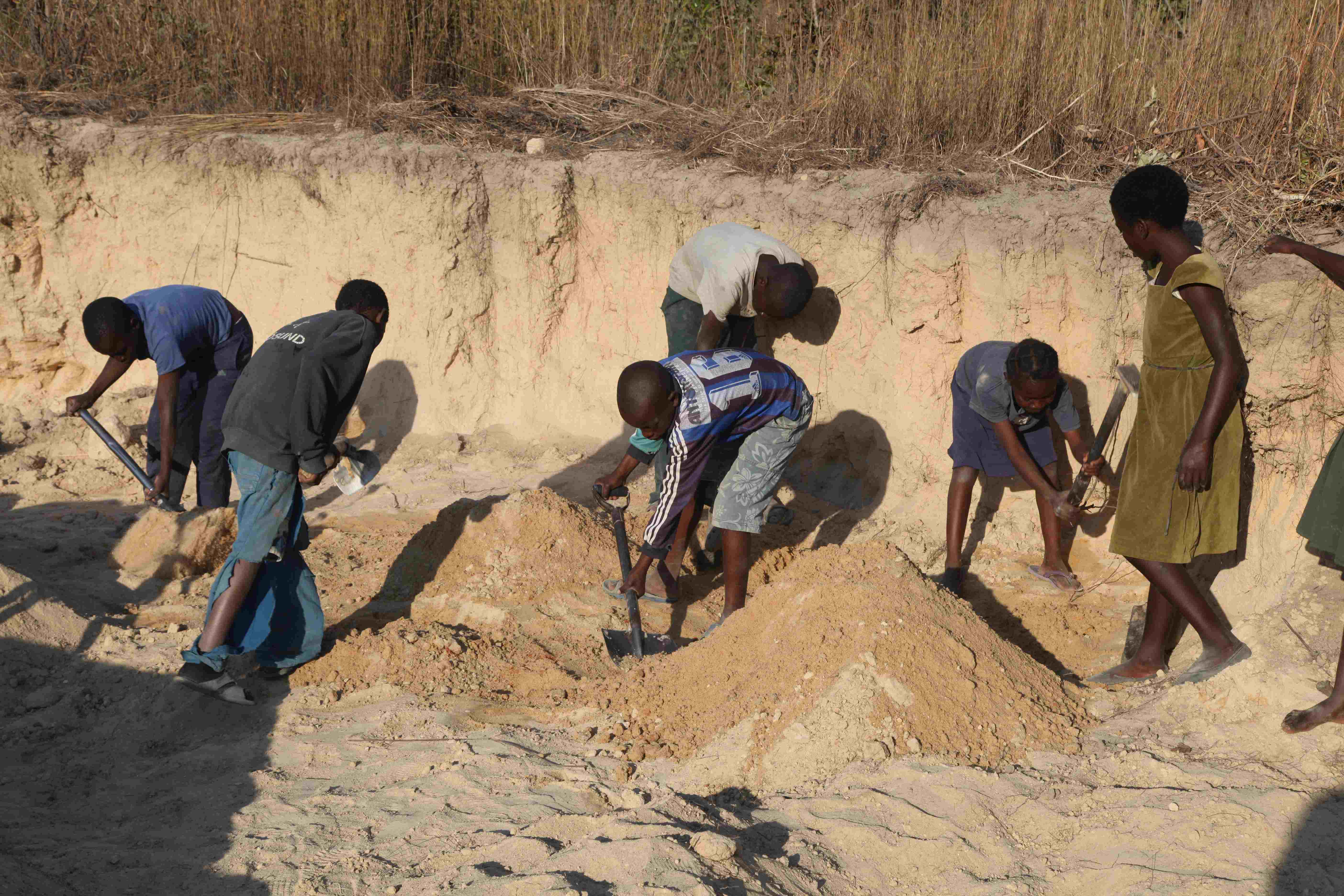 Kinder in Sambia schippen kiloweise Sand. (Quelle: Christian Herrmanny)