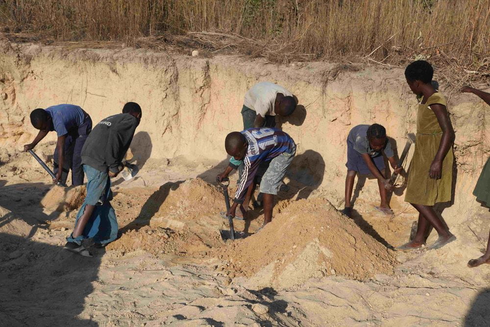Kinder in Sambia schippen kiloweise Sand. (Quelle: Christian Herrmanny) Kinder in Sambia schippen kiloweise Sand. (Quelle: Christian Herrmanny)