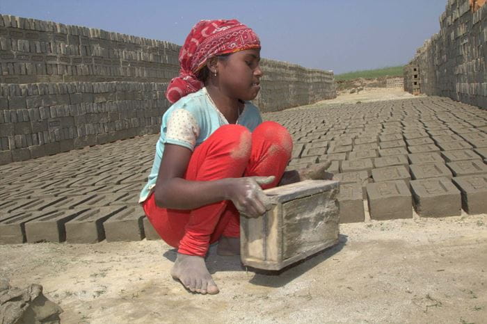 Ein Mädchen in einer indischen Ziegelei formt Ziegel, die dann gebrannt werden. (Quelle: Malte Pfau)