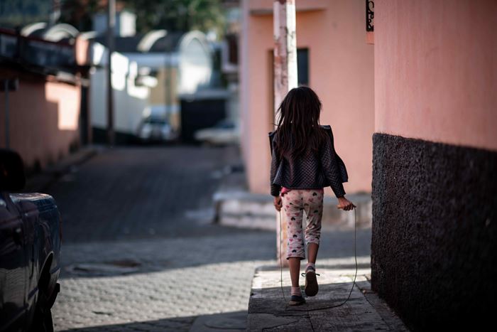 Ein Mädchen läuft allein durch die Straßen einer Stadt in Guatemala. (Quelle: Fabian Strauch)