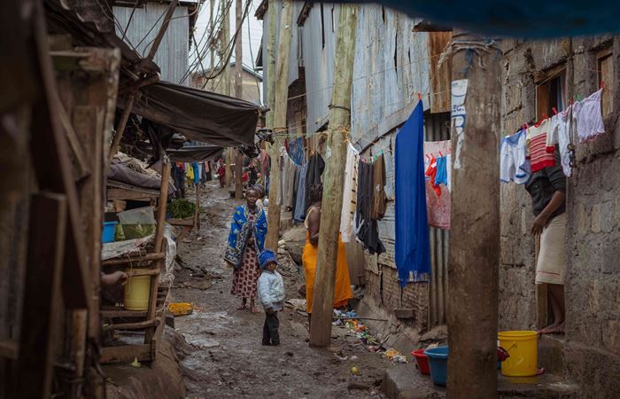 Eine matschige Straße in einem Slum in Kenia. (Quelle: Lars Heidrich)