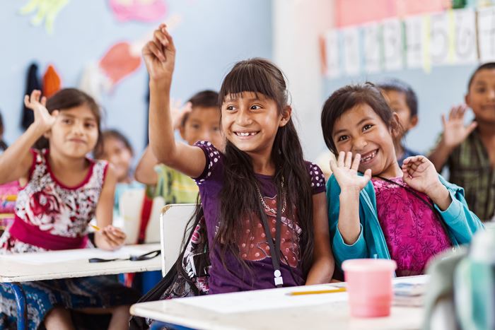 Kinder aus Guatemala nehmen fröhlich am Unterricht teil. (Quelle: Jakob Studnar)