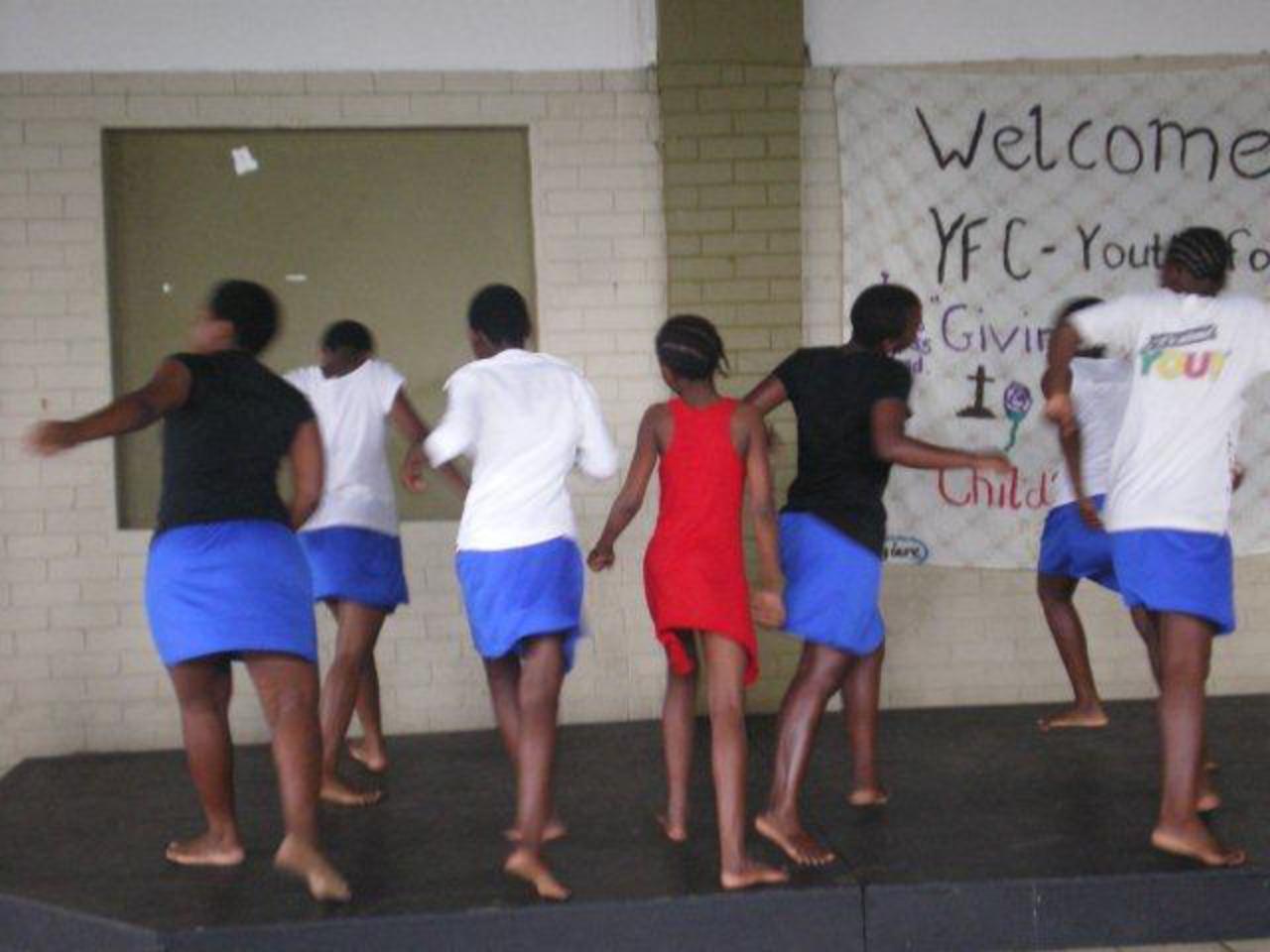 Kinder führen den Drama-Dance auf