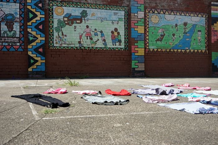 Einmal die Woche können Straßenkinder aus Durban auf dem Gelände des Mädchenwohnheims Tennyson House Wäsche waschen