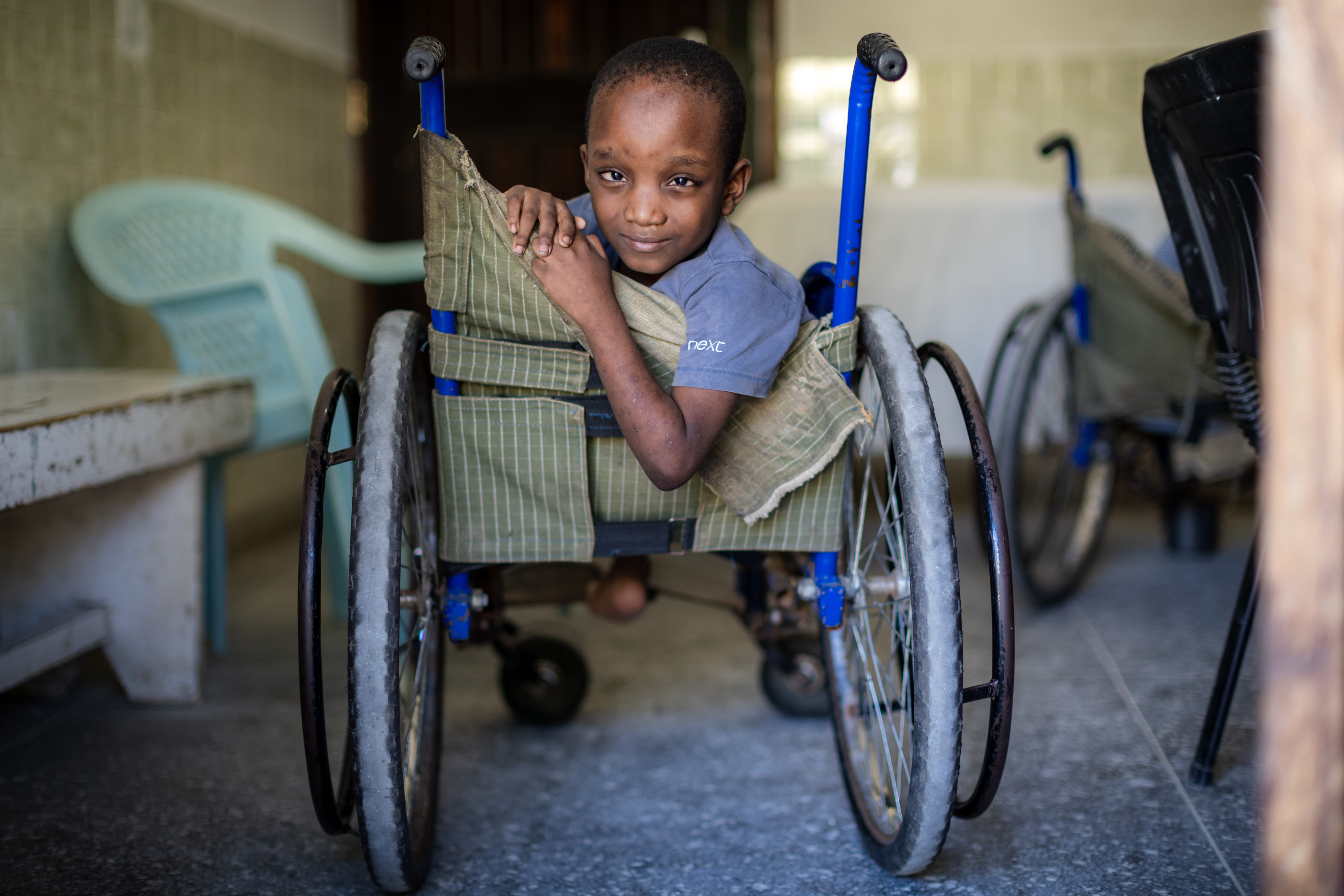 Kenianisches Kind im Rollstuhl (Lars Heidrich)