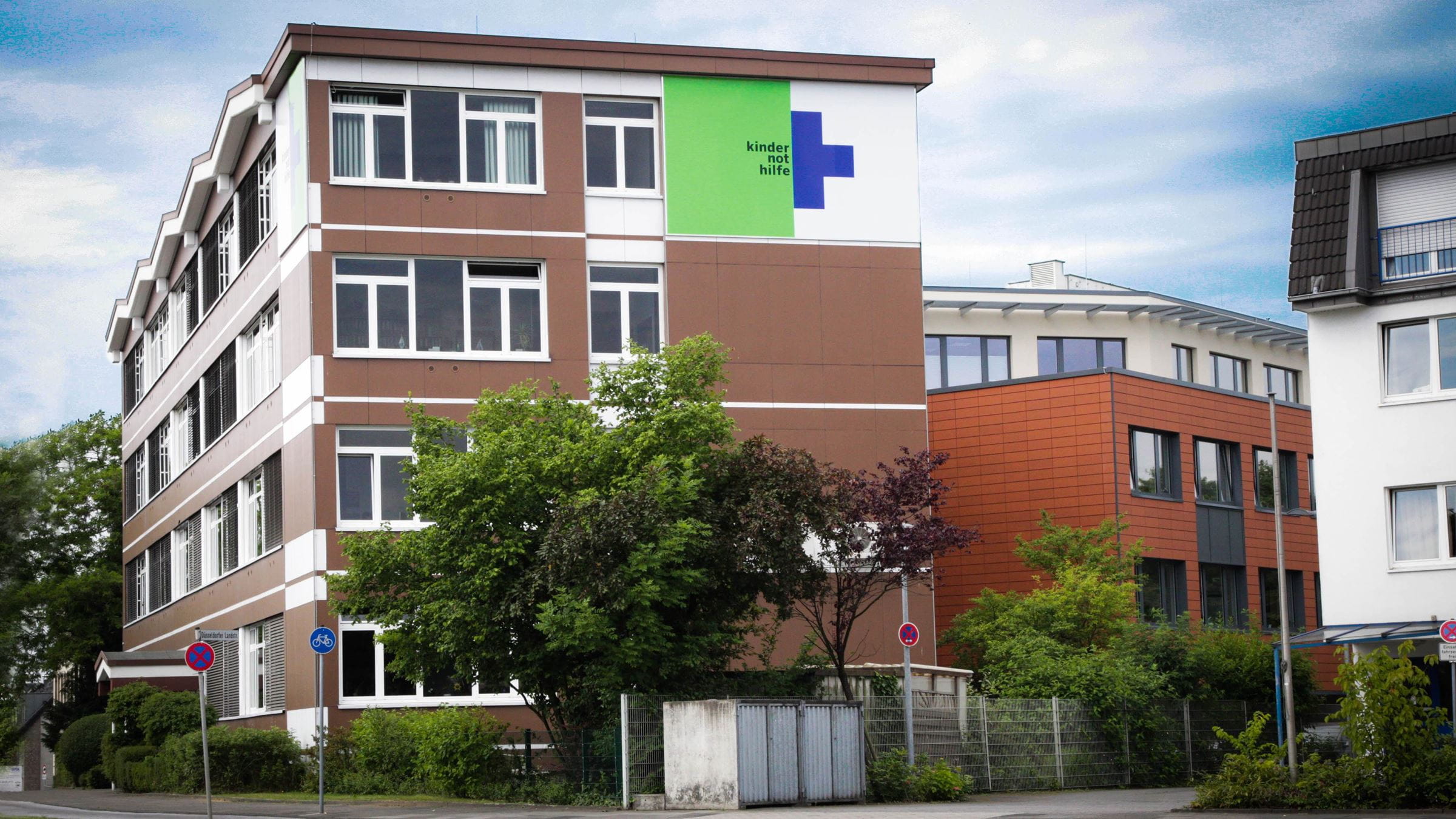 Die Kindernothilfe-Geschäftsstelle mit dem Logo auf der Hauswand (Quelle: Ralf Krämer)