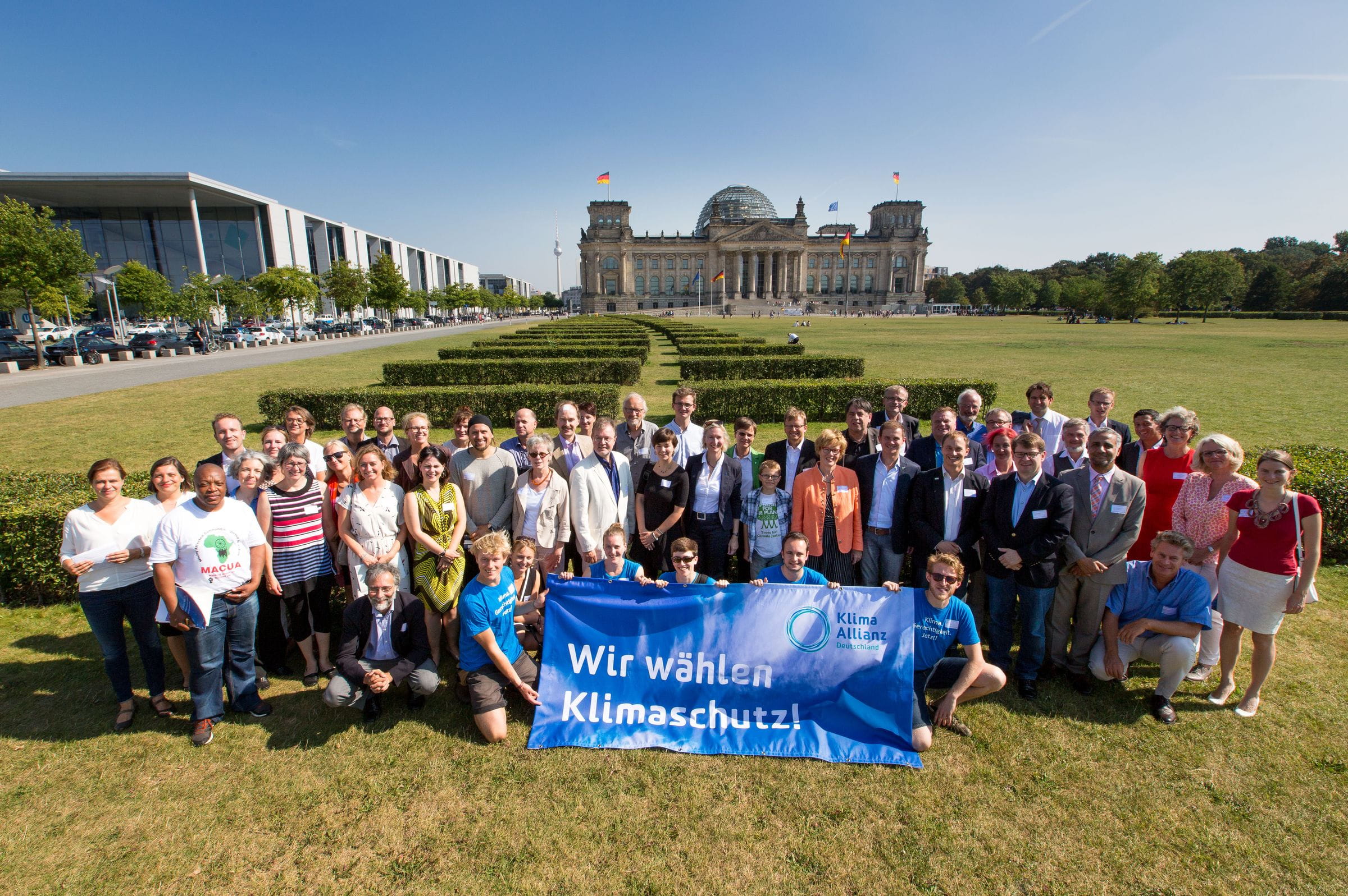 Klima-Allianz-Bankett 2016: Gruppenfoto auf Wiese (Quelle: Jörg Farys/Klima-Allianz Deutschland)