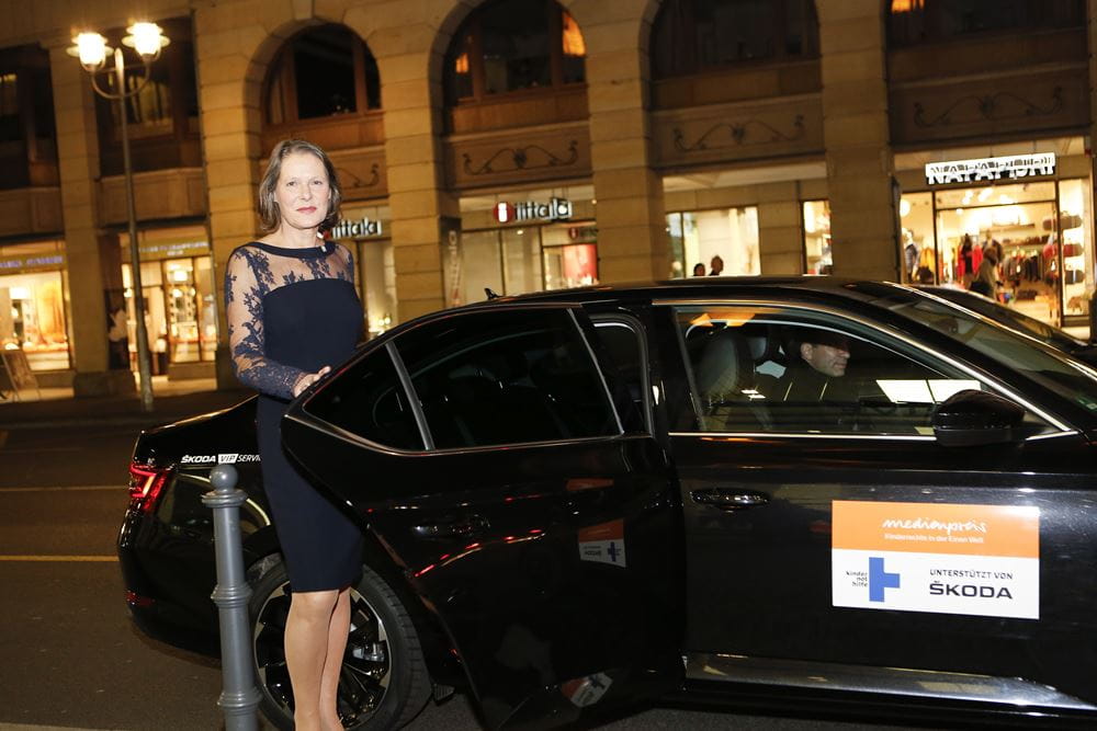 Christina Rau steht vor einer Skoda-Limousine beim Medienpreis der Kindernothilfe. (Quelle: Bildschön) Christina Rau steht vor einer Skoda-Limousine beim Medienpreis der Kindernothilfe. (Quelle: Bildschön)