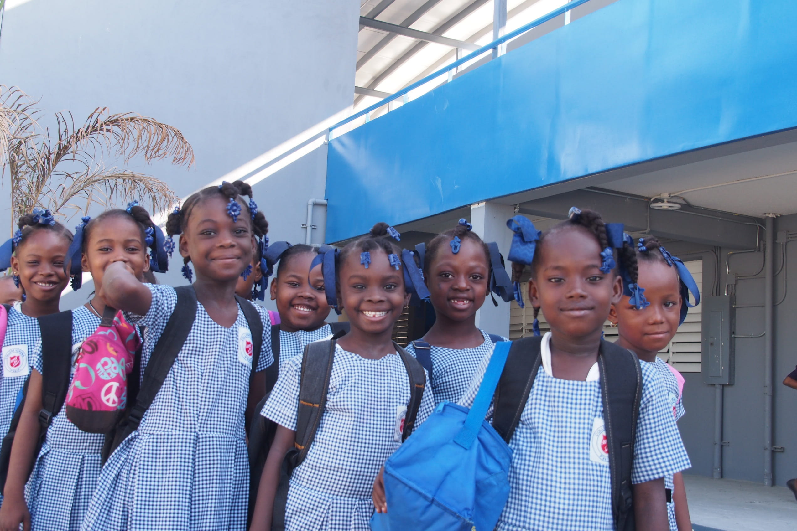 Schülerinnen in Haiti in ihren blau-weißen Schuluniformen. (Quelle: Kindernothilfe)