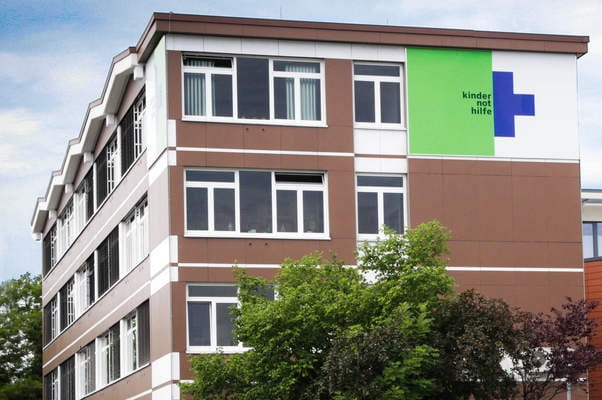 Gebäude der Kindernothilfe mit sichtbarem Logo