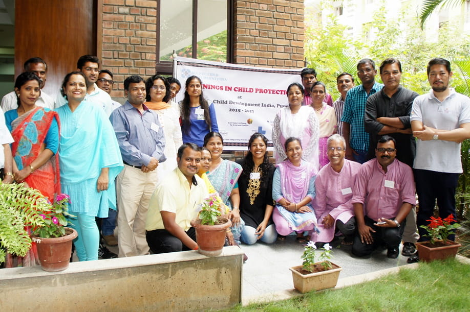 Gruppenfoto von Teilnehmern einer Kindesschutz-Schulung in Asien. Personen in traditionellen Gewändern (Quelle: Kindernothilfe-Partner). Gruppenfoto von Teilnehmern einer Kindesschutz-Schulung in Asien. Personen in traditionellen Gewändern (Quelle: Kindernothilfe-Partner).