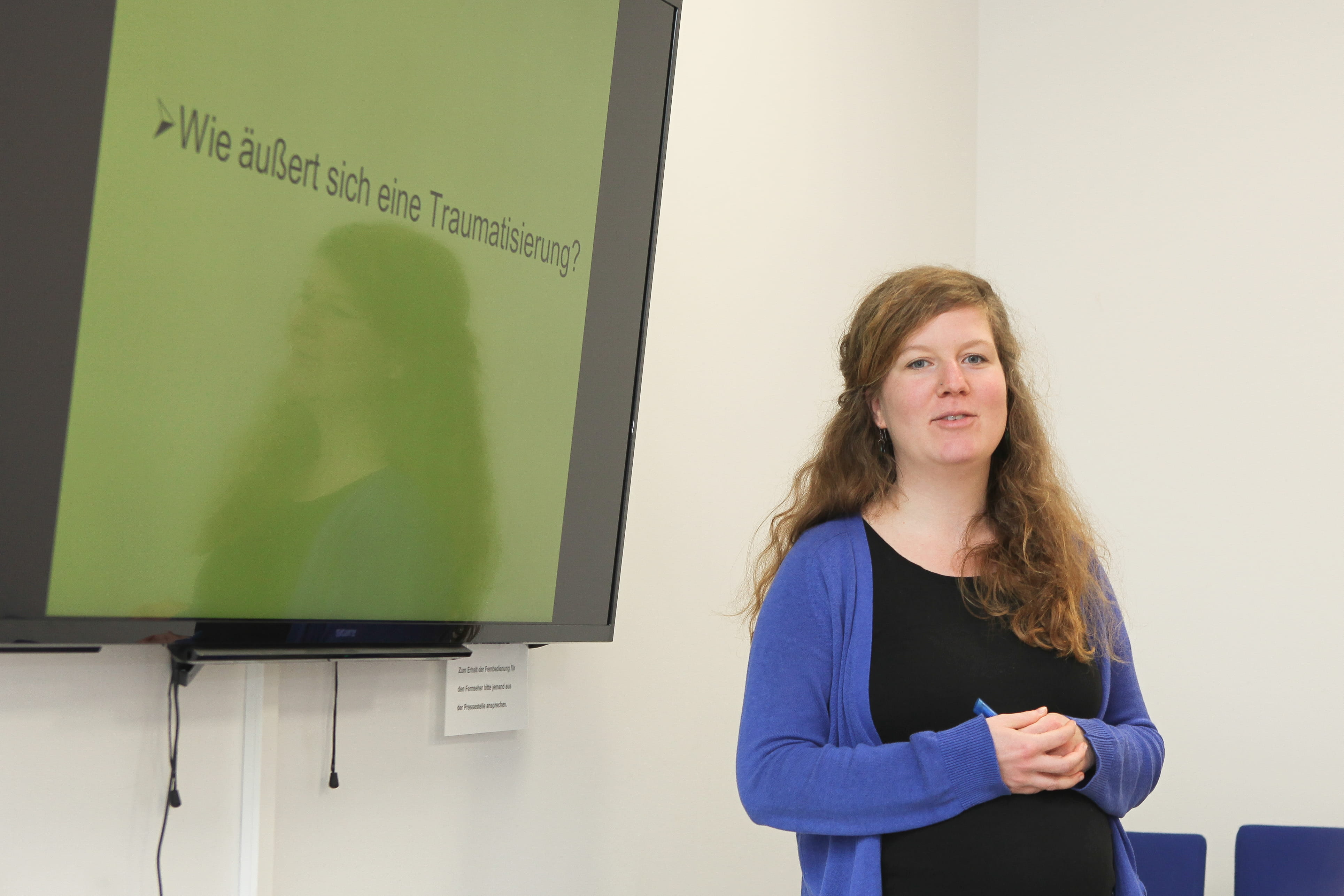 Kindesschutz-Trainerin während eines Workshops (Quelle: Ludwig Grunewald, Kindernothilfe). Kindesschutz-Trainerin während eines Workshops (Quelle: Ludwig Grunewald, Kindernothilfe).