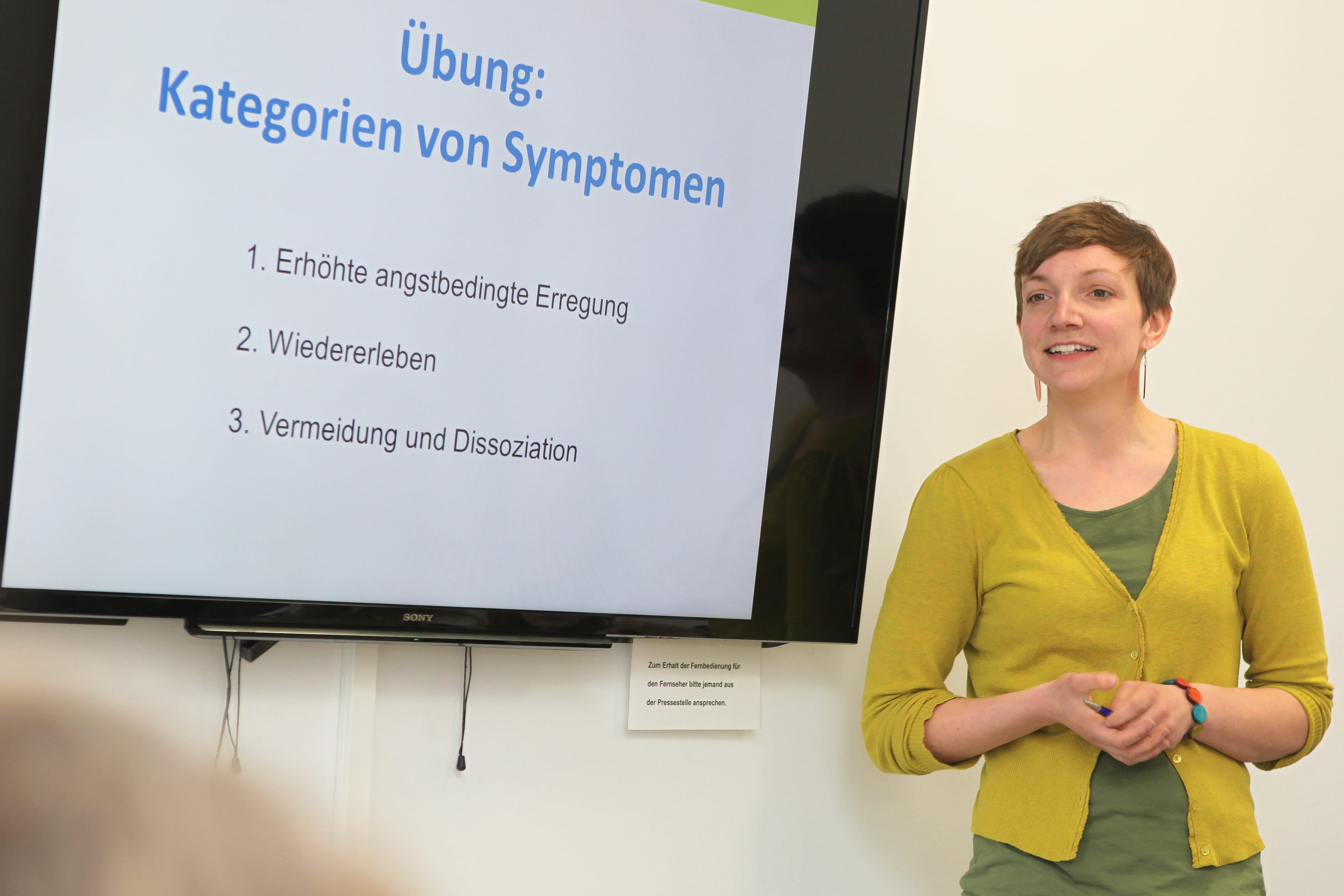 Kindesschutz-Trainerin während eines Workshops (Quelle: Ludwig Grunewald, Kindernothilfe). Kindesschutz-Trainerin während eines Workshops (Quelle: Ludwig Grunewald, Kindernothilfe).