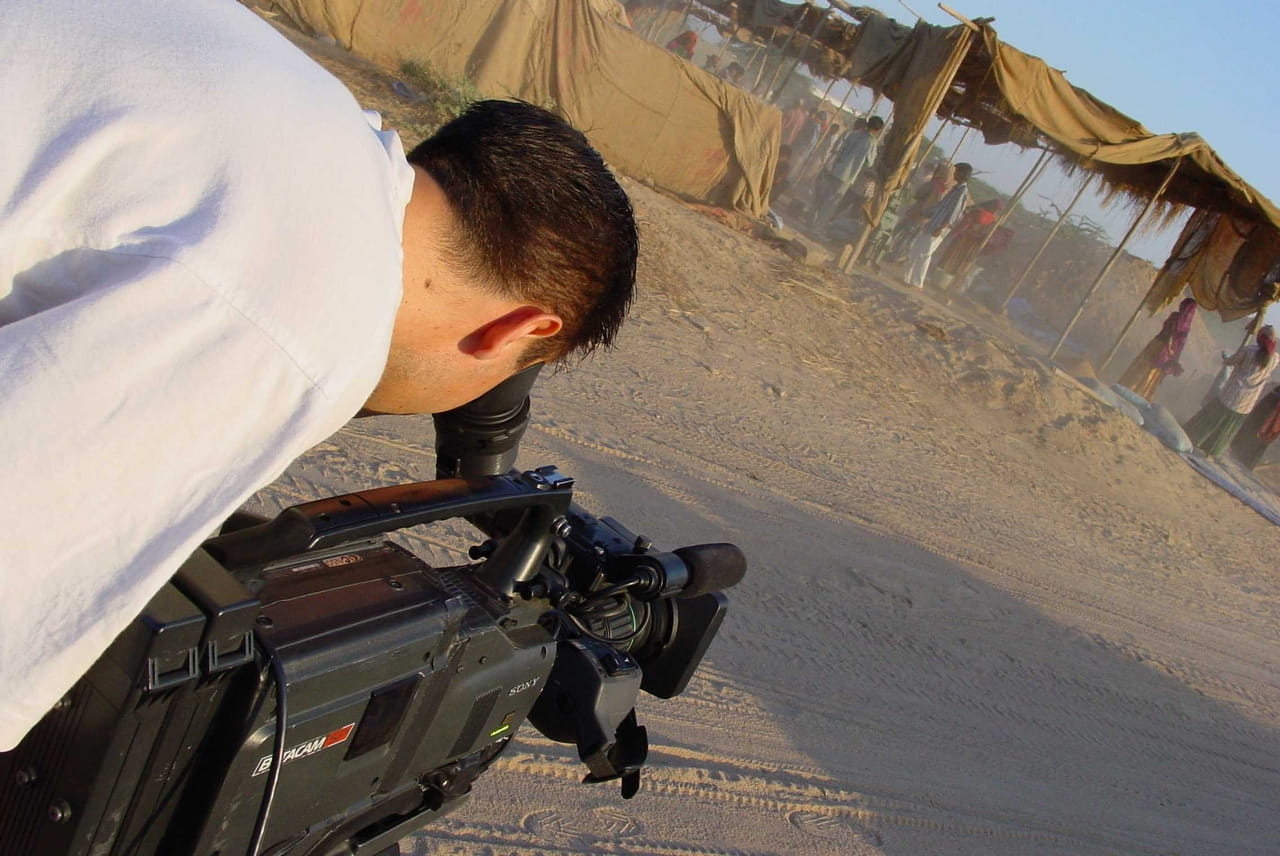 Ein Mann filmt mit einer Filmkamera (Bild: Frank Spitschka)