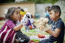 Zwei Kinder aus Guatemala spielen mit Handpuppen (Quelle: Jakob Studnar)