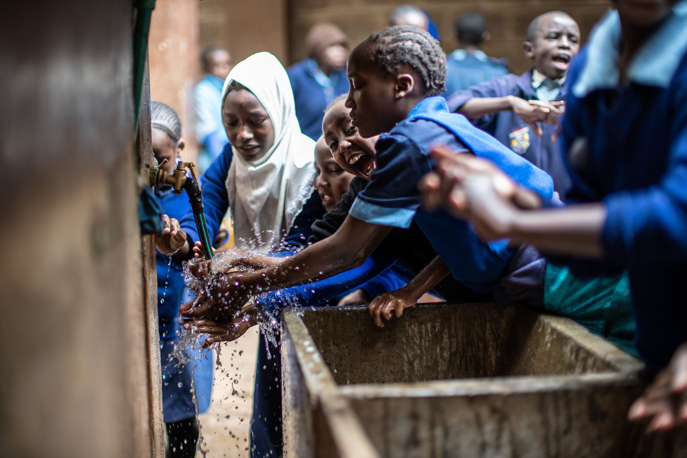 Kinder in Nairobi, Kenia, waschen sich gemeinsam die Hände (Bild. Lars Heidrich)