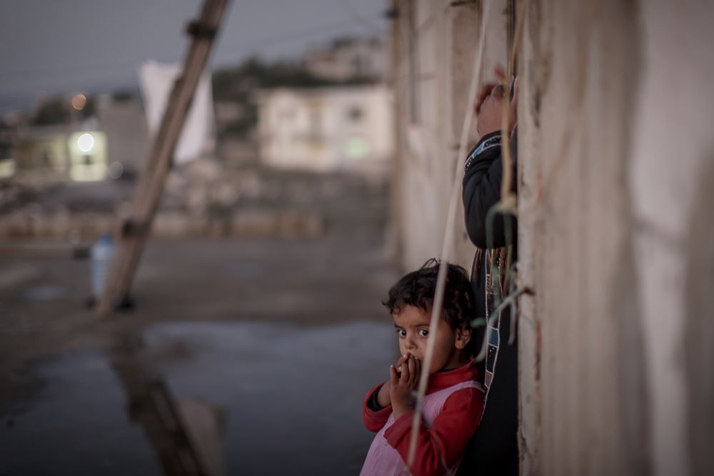 Ein geflüchtetes syrisches Mädchen steht vor dem Zelt seiner Familie (Quelle: Jakob Studnar)