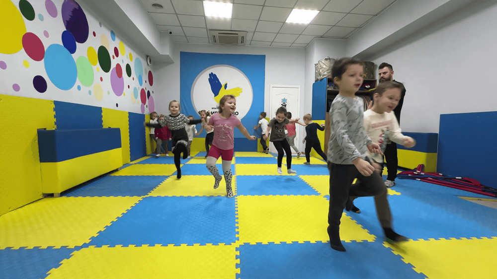 Kinder spielen in einem Kinderschutzzentrum in der Ukraine (Quelle: Myrne Nebo)
