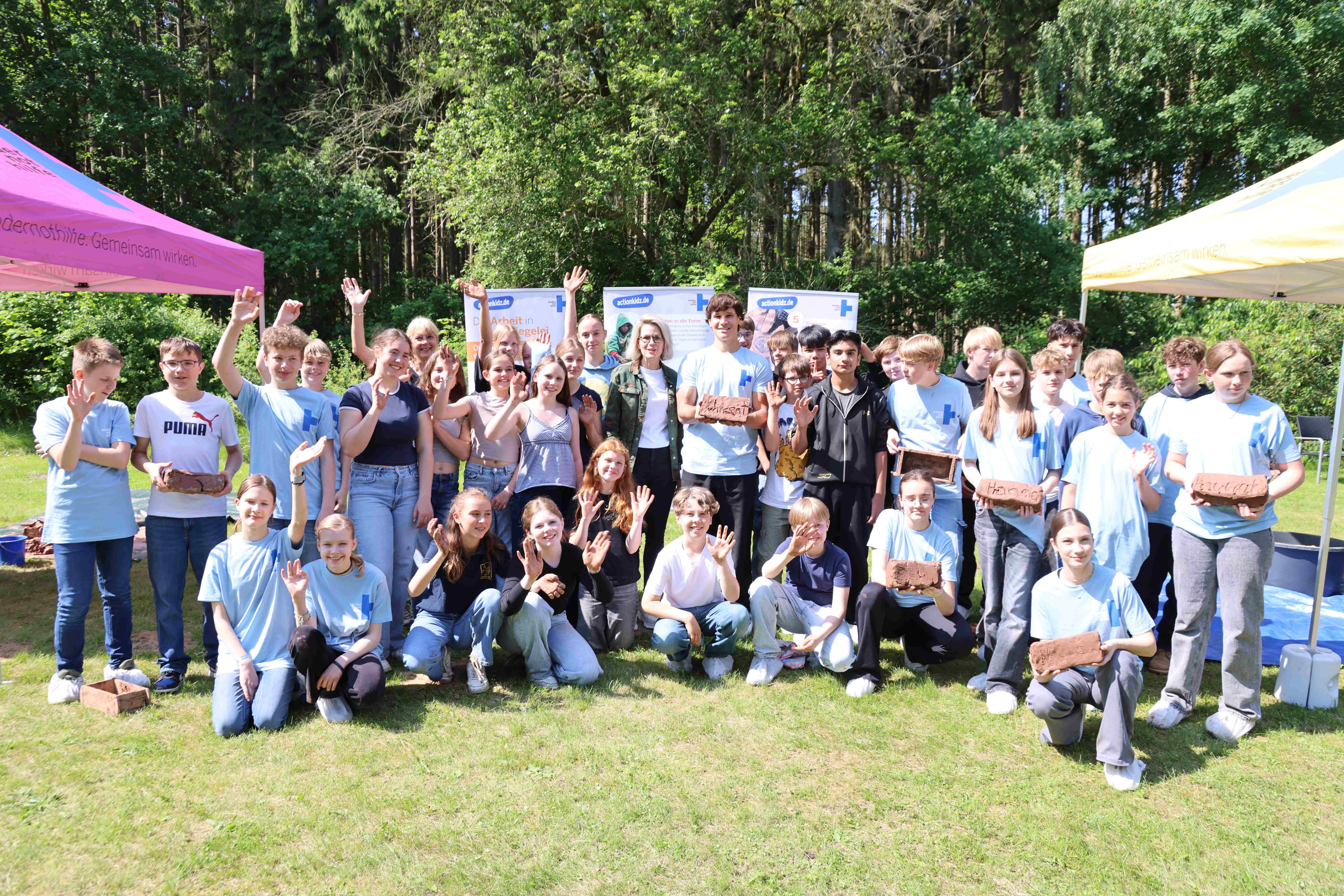 Gruppenfoto bei der Kindernothilfe-Schulaktion mit Wincent Weiss gegen ausbeuterische Kinderarbeit (Quelle: Kindernothilfe)