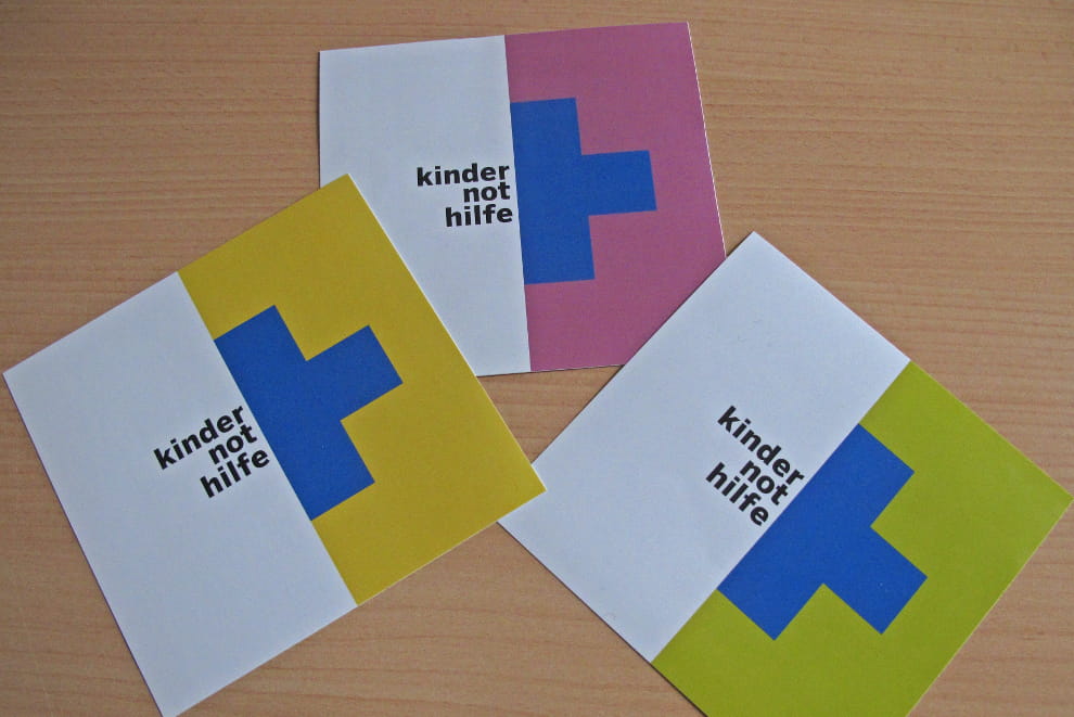 Abbildung Aufkleber, Foto von 3 Aufklebern in verschiedenen Farbe (Quelle: Kindernothilfe / Petra Liedtke)