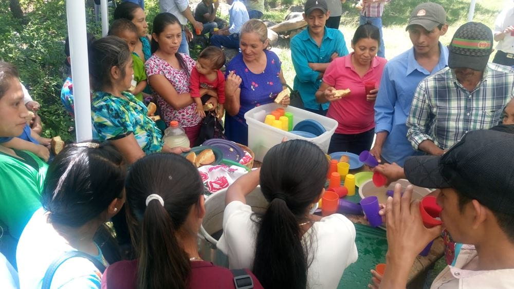 Patenbesuch Honduras ODECO/Limoncito: Menschen um Stand mit Essen (Quelle: privat / Kindernothilfe)
