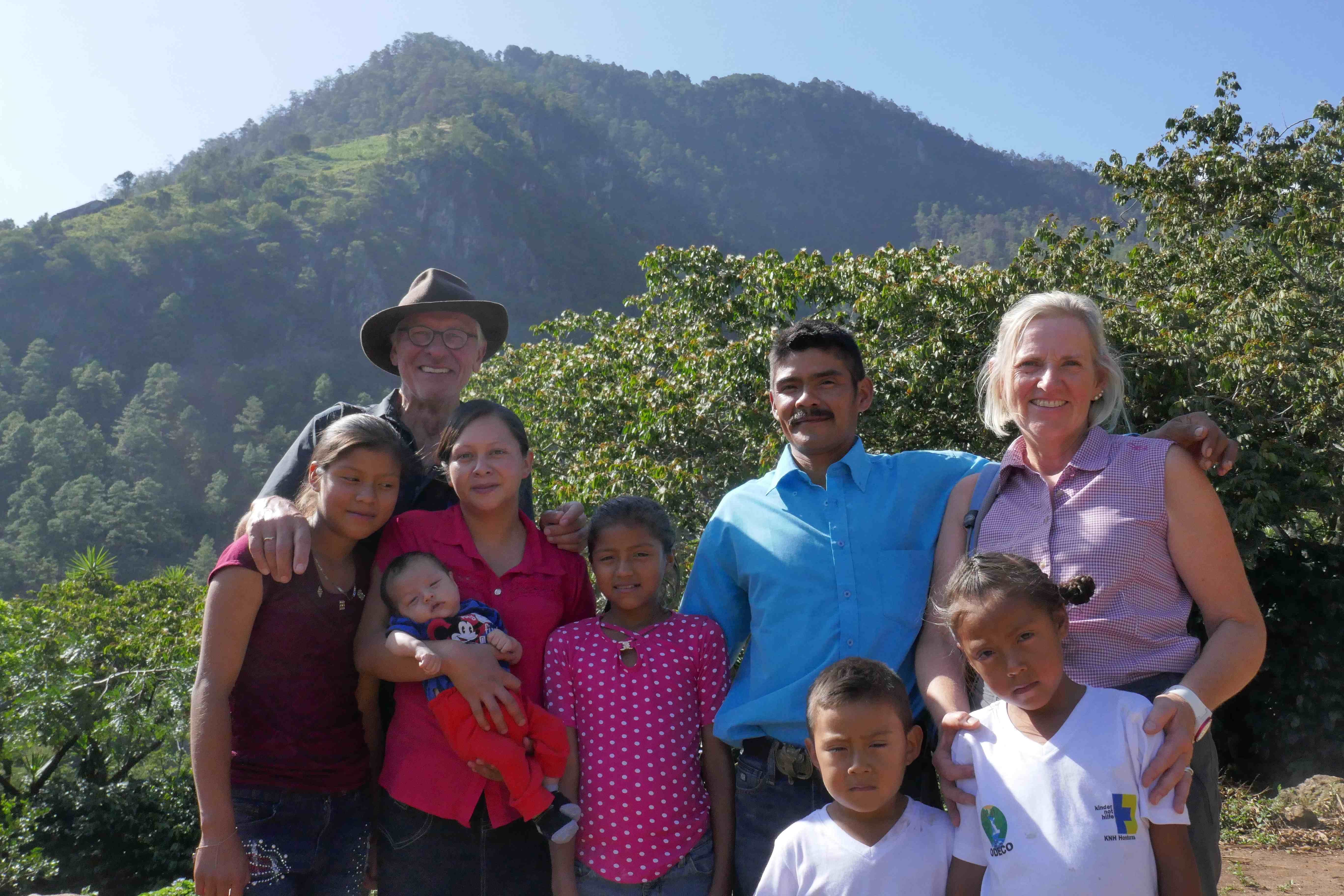 Die Paten aus Deutschland, ihr Patenkind und seine Familie (Quelle: Kindernothilfe-Partner)