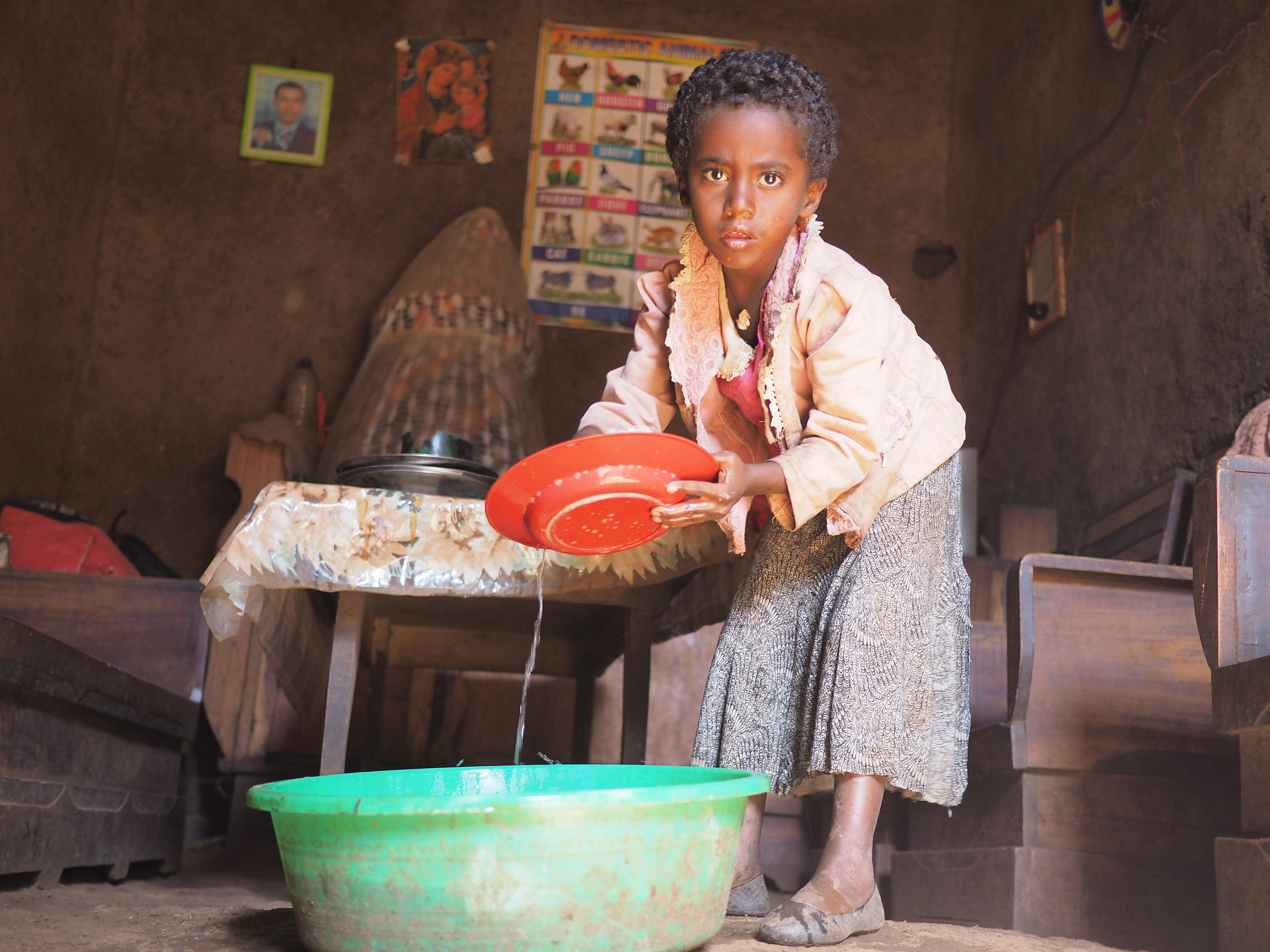 Reportage Äthiopien: "Verkauft und ausgebeutet"; Foto: Mädchen beim Abwasch (Quelle: Malte Pfau / Kindernothilfe)