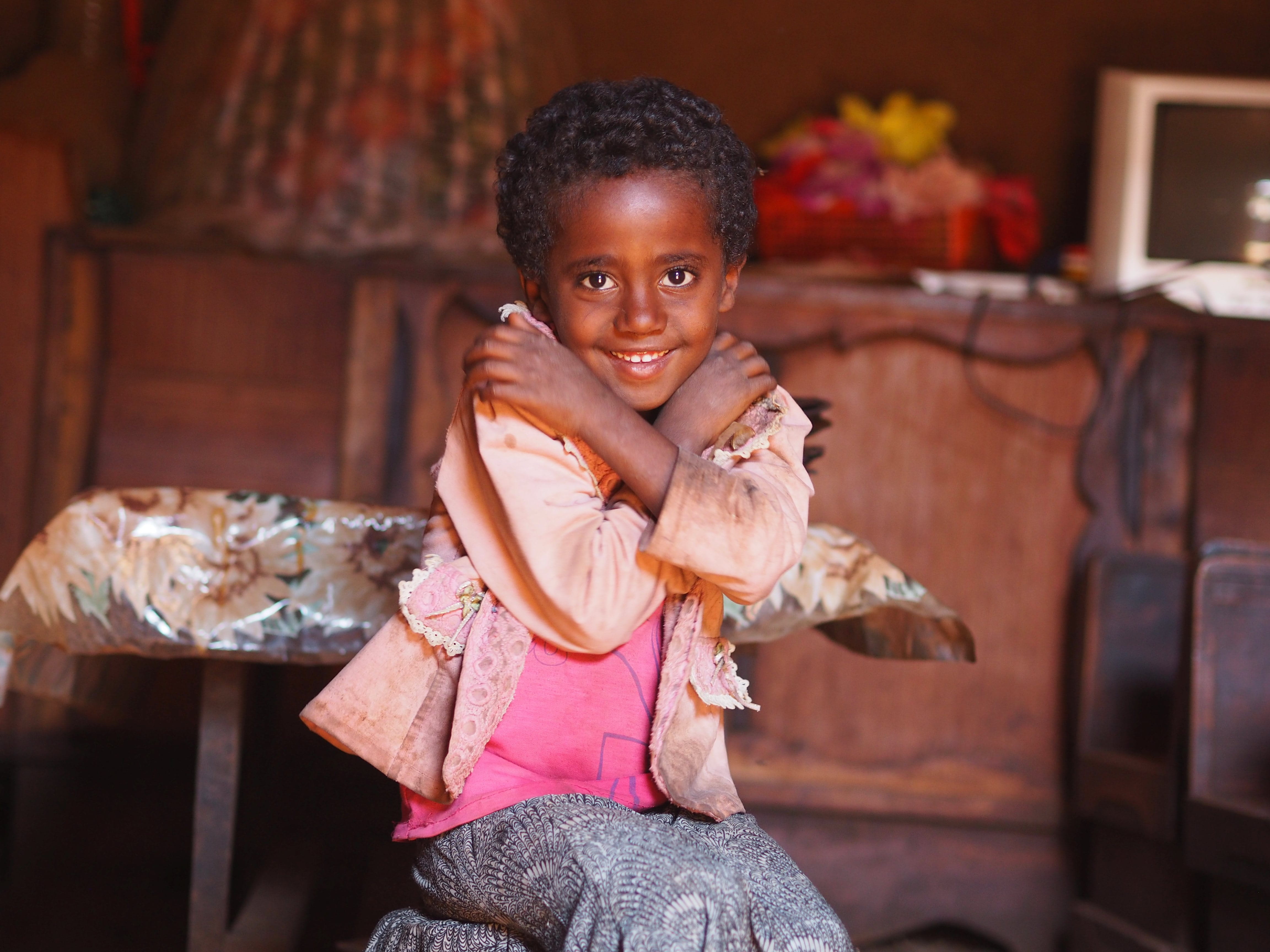 Reportage Äthiopien: "Verkauft und ausgebeutet"; Foto: Mädchen lächelt in Kamera (Quelle: Malte Pfau / Kindernothilfe)