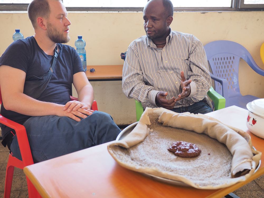 Reportage Äthiopien: "Verkauft und ausgebeutet"; Foto: Autor Malte Pfau im Gespräch mit Daniel Gizaw (Quelle: Malte Pfau / Kindernothilfe)