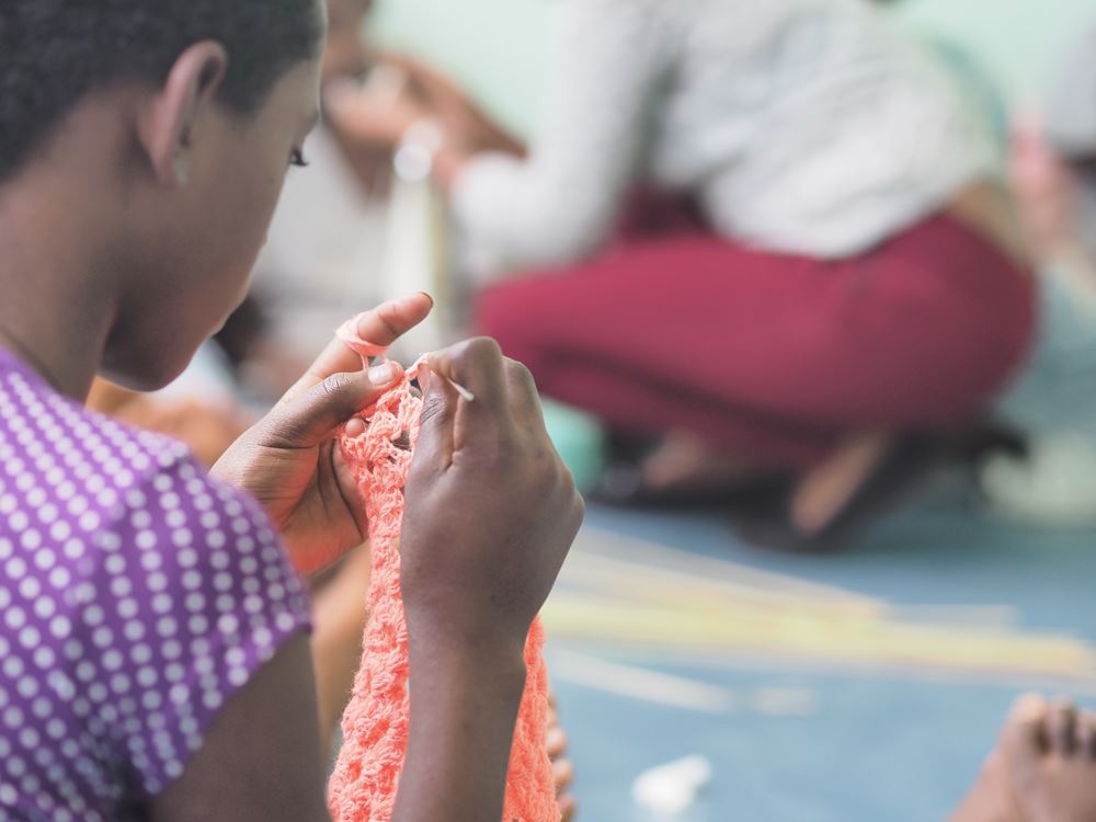Reportage Äthiopien: "Verkauft und ausgebeutet"; Foto: Mädchen beim Handarbeiten (Quelle: Malte Pfau / Kindernothilfe) Reportage Äthiopien: "Verkauft und ausgebeutet"; Foto: Mädchen beim Handarbeiten (Quelle: Malte Pfau / Kindernothilfe)