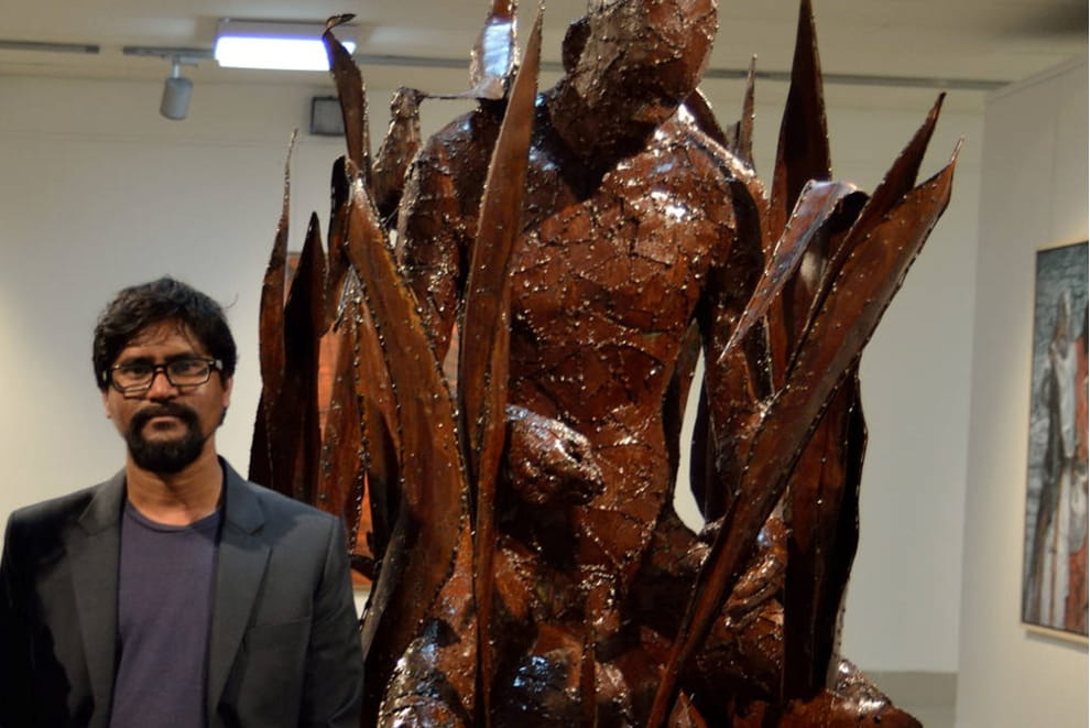 Patengeschichte "Tejosch Halder"; Foto: Künstler neben einer Skulptur (Quelle: Kindernothilfe-Partner / Kindernothilfe, Soumik Das/Jjafrin Gulshan)