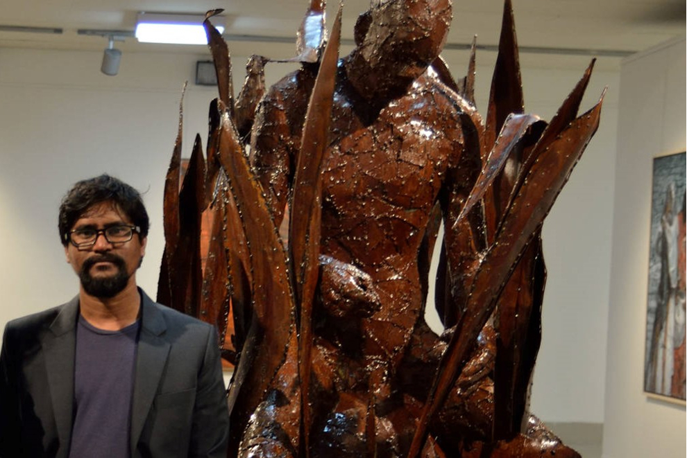 Patengeschichte "Tejosch Halder"; Foto: Künstler neben einer Skulptur (Quelle: Kindernothilfe-Partner / Kindernothilfe, Soumik Das/Jjafrin Gulshan) Patengeschichte "Tejosch Halder"; Foto: Künstler neben einer Skulptur (Quelle: Kindernothilfe-Partner / Kindernothilfe, Soumik Das/Jjafrin Gulshan)