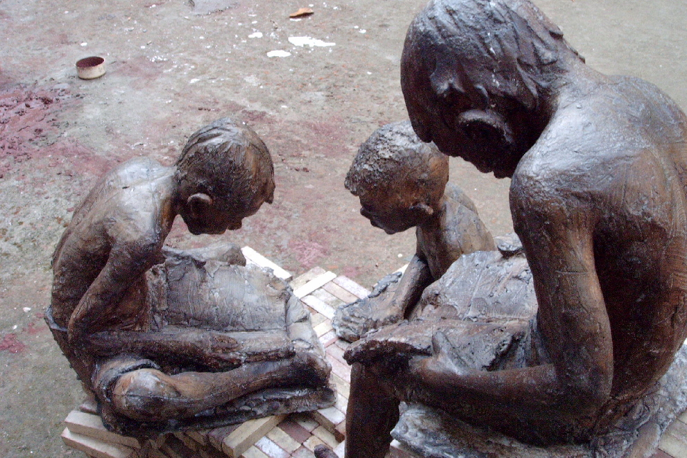 Patengeschichte "Tejosch Halder"; Foto der Skulptur "Lesende Kinder" (Quelle: Kindernothilfe-Partner / Kindernothilfe, Soumik Das/Jjafrin Gulshan)