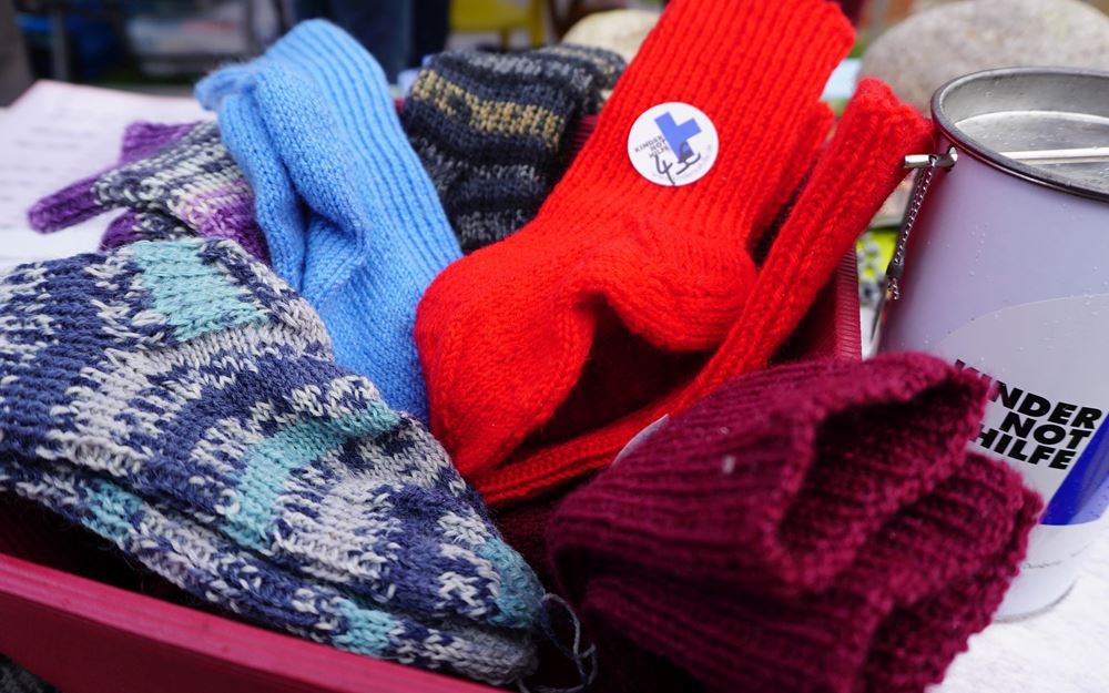 Reportage "Ein Dorf in Kindernothilfe-Hand"; Foto von bunten gestrickten Socken (Quelle: Ralf Krämer / Kindernothilfe) Reportage "Ein Dorf in Kindernothilfe-Hand"; Foto von bunten gestrickten Socken (Quelle: Ralf Krämer / Kindernothilfe)