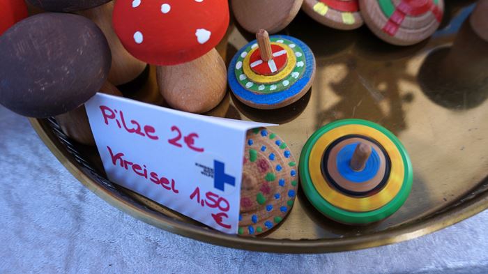 Reportage "Ein Dorf in Kindernothilfe-Hand"; Foto von bunten Holzpilzen und -kreiseln (Quelle: Ralf Krämer / Kindernothilfe) Reportage "Ein Dorf in Kindernothilfe-Hand"; Foto von bunten Holzpilzen und -kreiseln (Quelle: Ralf Krämer / Kindernothilfe)