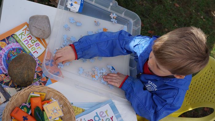 Reportage "Ein Dorf in Kindernothilfe-Hand"; Foto: Kind mit Puzzle (Quelle: Ralf Krämer / Kindernothilfe) Reportage "Ein Dorf in Kindernothilfe-Hand"; Foto: Kind mit Puzzle (Quelle: Ralf Krämer / Kindernothilfe)