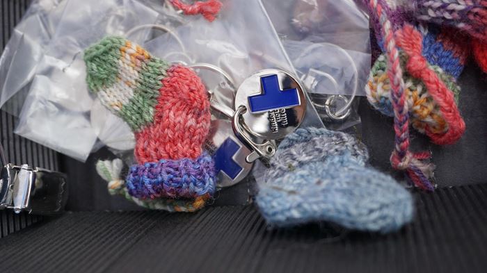 Reportage "Ein Dorf in Kindernothilfe-Hand"; Foto: bunte gestrickte Söckchen als Schlüsselanhänger (Quelle: Ralf Krämer / Kindernothilfe) Reportage "Ein Dorf in Kindernothilfe-Hand"; Foto: bunte gestrickte Söckchen als Schlüsselanhänger (Quelle: Ralf Krämer / Kindernothilfe)