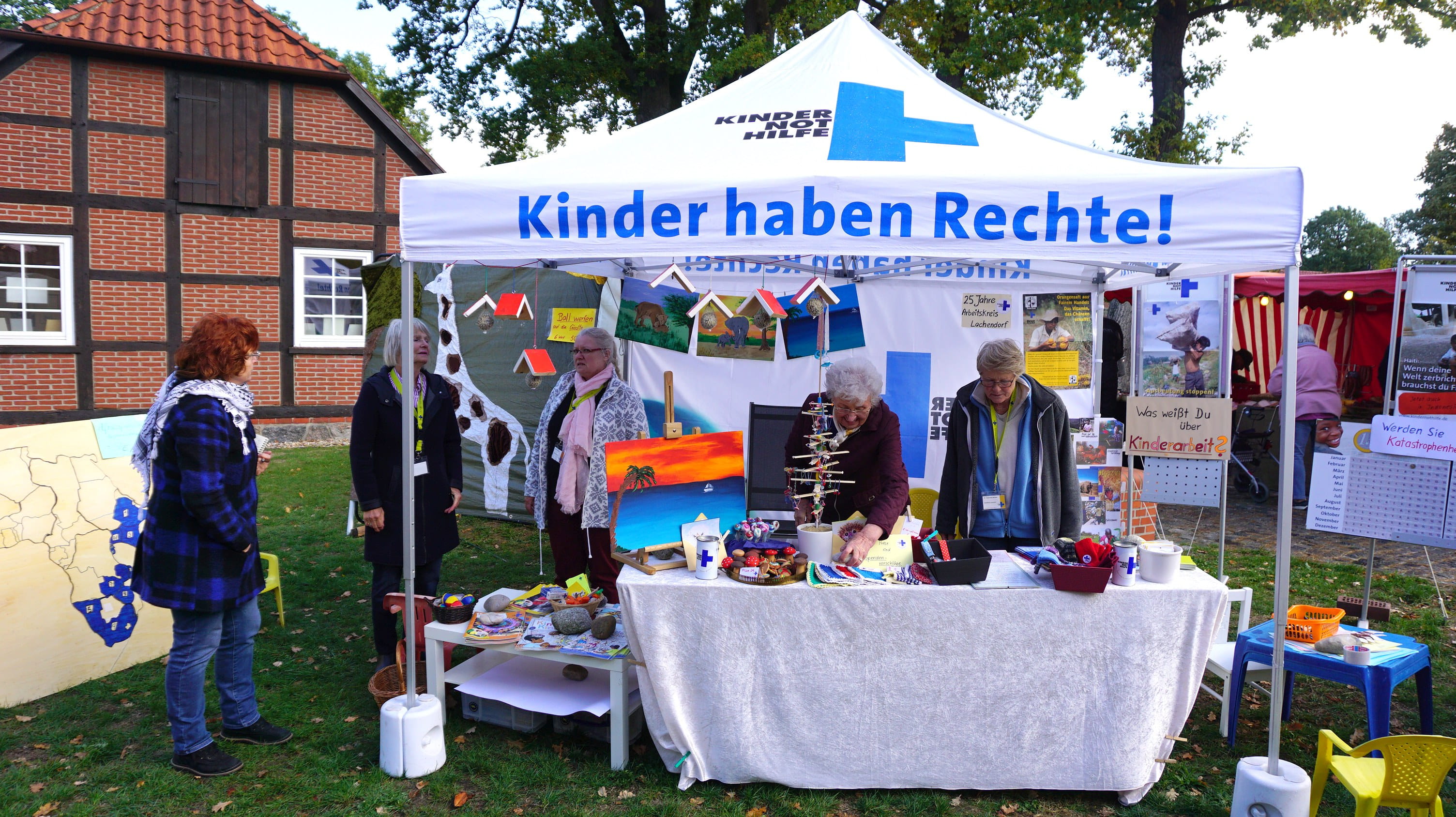 Reportage "Ein Dorf in Kindernothilfe-Hand"; Foto: Stand des Arbeitskreises Lachendorf (Quelle: Ralf Krämer / Kindernothilfe)