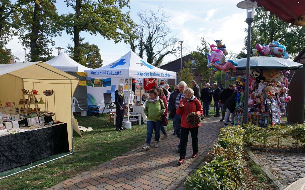 Reportage "Ein Dorf in Kindernothilfe-Hand"; Foto: Kindernothilfe-Stand des Arbeitskreises Lachendorf auf dem Bauernmarkt / Weinfest 2018 (Quelle: Ralf Krämer / Kindernothilfe) Reportage "Ein Dorf in Kindernothilfe-Hand"; Foto: Kindernothilfe-Stand des Arbeitskreises Lachendorf auf dem Bauernmarkt / Weinfest 2018 (Quelle: Ralf Krämer / Kindernothilfe)