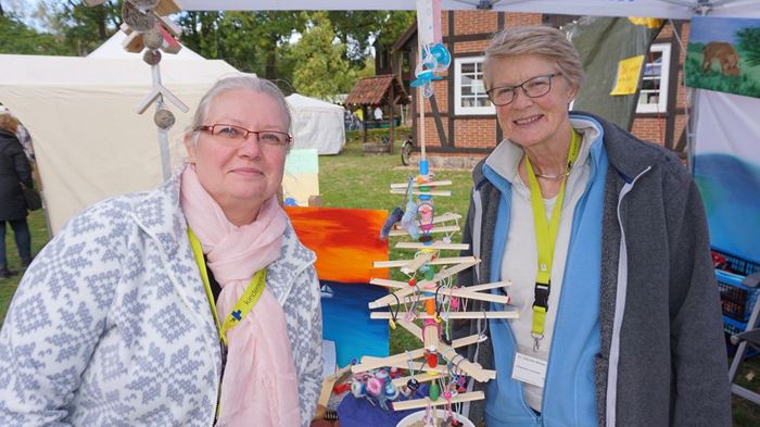 Reportage "Ein Dorf in Kindernothilfe-Hand"; Foto: Zwei Frauen lächeln in die Kamera (Quelle: Ralf Krämer / Kindernothilfe) Reportage "Ein Dorf in Kindernothilfe-Hand"; Foto: Zwei Frauen lächeln in die Kamera (Quelle: Ralf Krämer / Kindernothilfe)