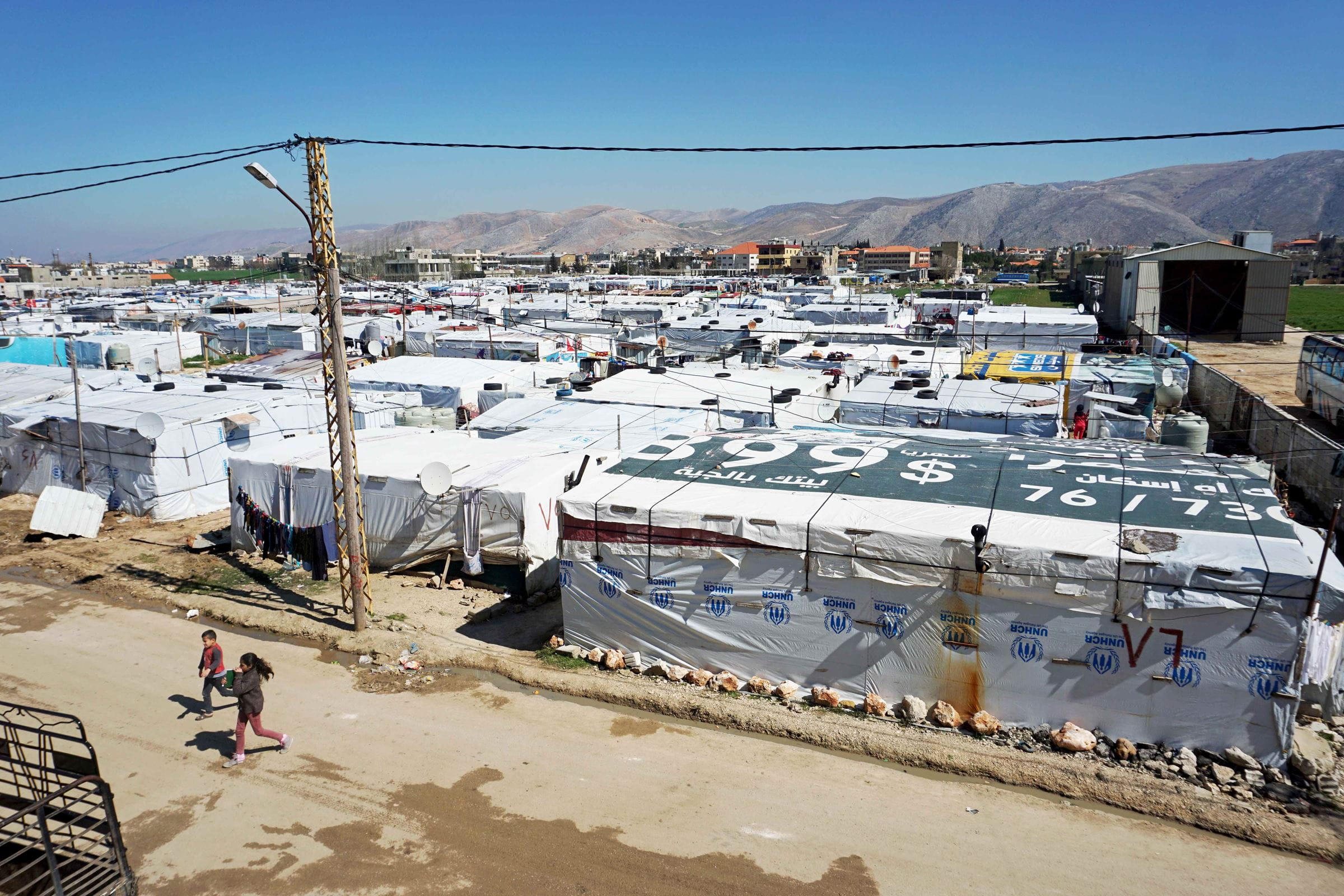 Reportage Libanon "Das Wichtigste ist eine Schule im Camp"; Foto: Blick von oben auf die Zelte des Camps (Quelle: Lorenz Toepperwien / Kindernothilfe)