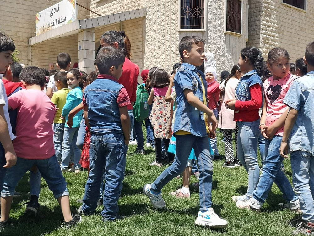 Reportage Libanon "Das Wichtigste ist eine Schule im Camp"; Foto: Kinder vor dem Schulgebäude (Quelle: Lorenz Toepperwien / Kindernothilfe)