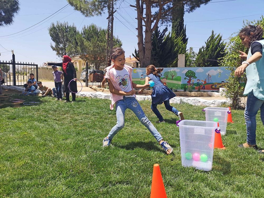 Reportage Libanon "Das Wichtigste ist eine Schule im Camp"; Foto: Kinder beim Spielen auf der Wiese (Quelle: Lorenz Toepperwien / Kindernothilfe) Reportage Libanon "Das Wichtigste ist eine Schule im Camp"; Foto: Kinder beim Spielen auf der Wiese (Quelle: Lorenz Toepperwien / Kindernothilfe)