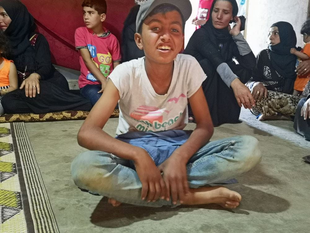 Reportage Libanon "Das Wichtigste ist eine Schule im Camp"; Foto: Jalil im Schneidersitz auf dem Boden (Quelle: Lorenz Toepperwien / Kindernothilfe) Reportage Libanon "Das Wichtigste ist eine Schule im Camp"; Foto: Jalil im Schneidersitz auf dem Boden (Quelle: Lorenz Toepperwien / Kindernothilfe)