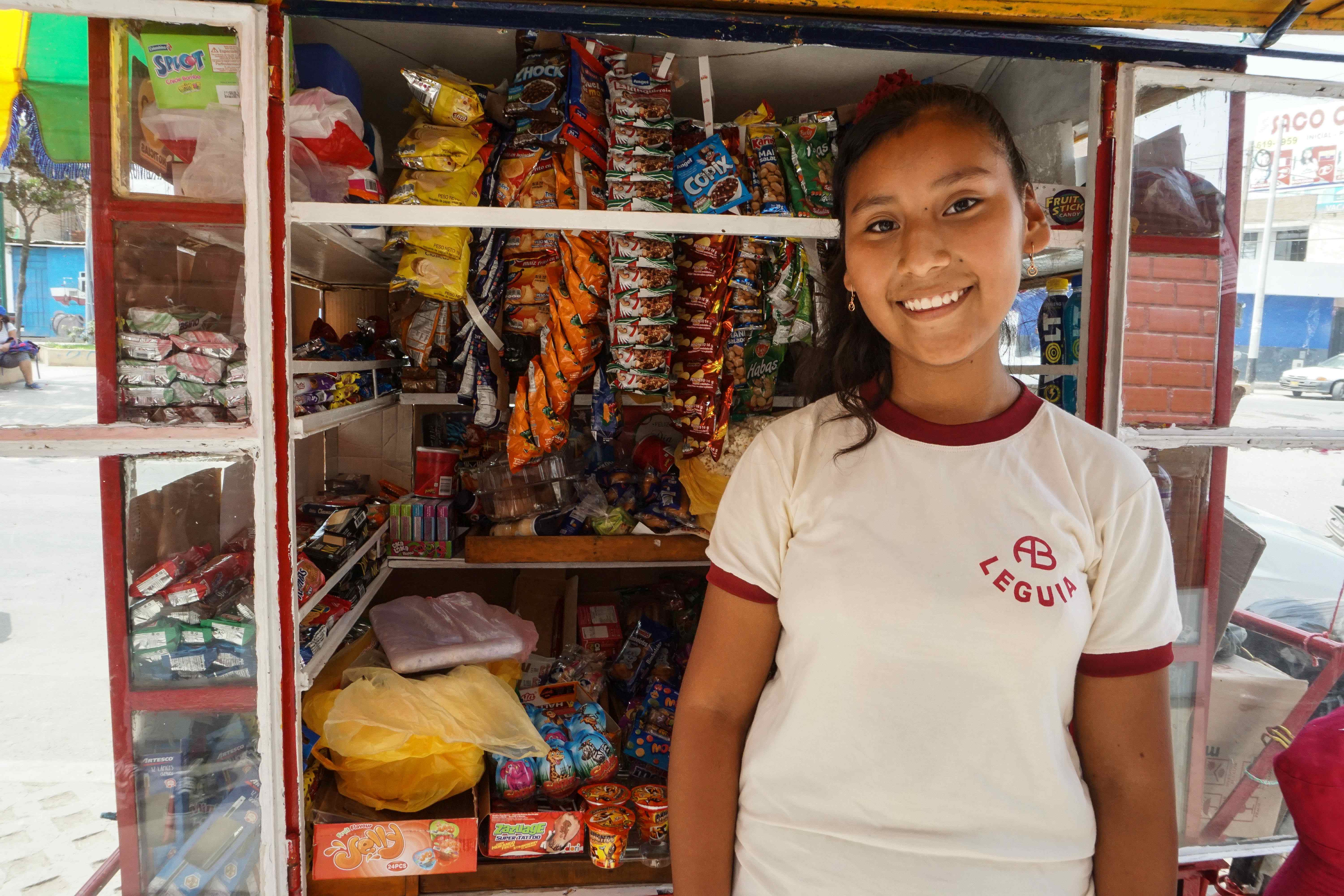 Reportage Peru: "Von Selbstvertrauen und Kinderrechten"; Foto: Kind vor Verkaufsstand (Quelle: Lorenz Töpperwien / Kindernothilfe)