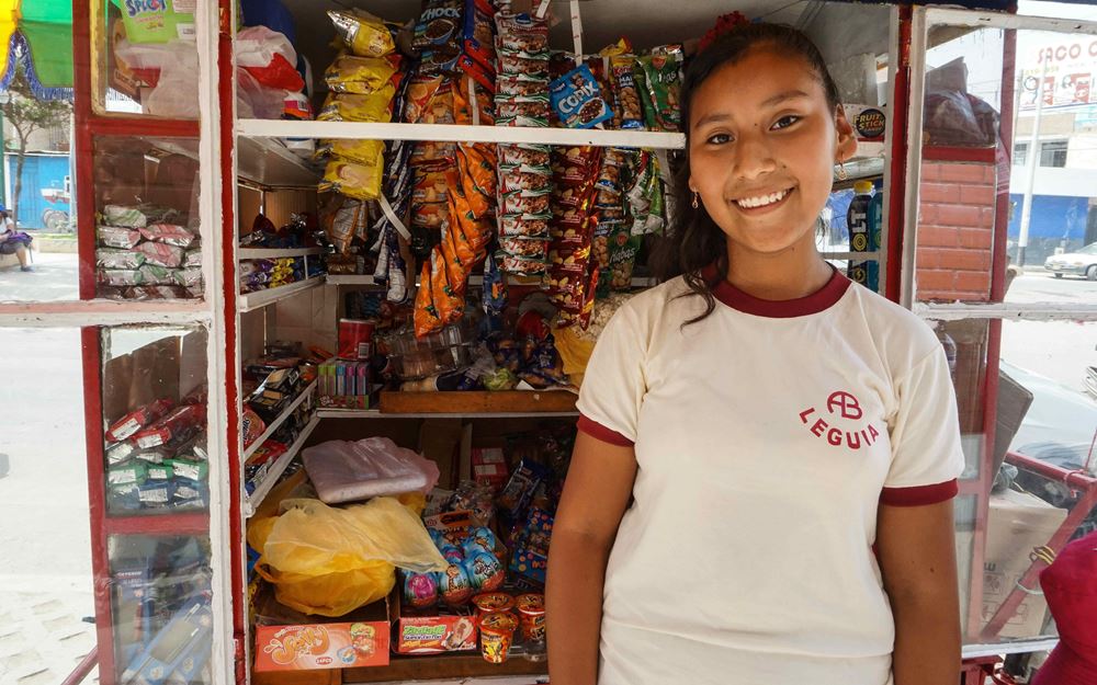 Reportage Peru: "Von Selbstvertrauen und Kinderrechten"; Foto: Kind vor Verkaufsstand (Quelle: Lorenz Töpperwien / Kindernothilfe) Reportage Peru: "Von Selbstvertrauen und Kinderrechten"; Foto: Kind vor Verkaufsstand (Quelle: Lorenz Töpperwien / Kindernothilfe)