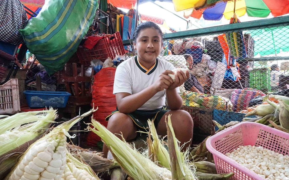 Reportage Peru: "Von Selbstvertrauen und Kinderrechten"; Foto: Kiara an ihrem Verkaufsstand (Quelle: Lorenz Töpperwien / Kindernothilfe)