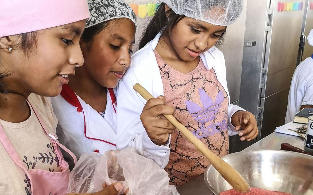 Reportage Peru: "Von Selbstvertrauen und Kinderrechten"; Foto: Kinder arbeiten in der Küche (Quelle: Lorenz Töpperwien / Kindernothilfe) Reportage Peru: "Von Selbstvertrauen und Kinderrechten"; Foto: Kinder arbeiten in der Küche (Quelle: Lorenz Töpperwien / Kindernothilfe)