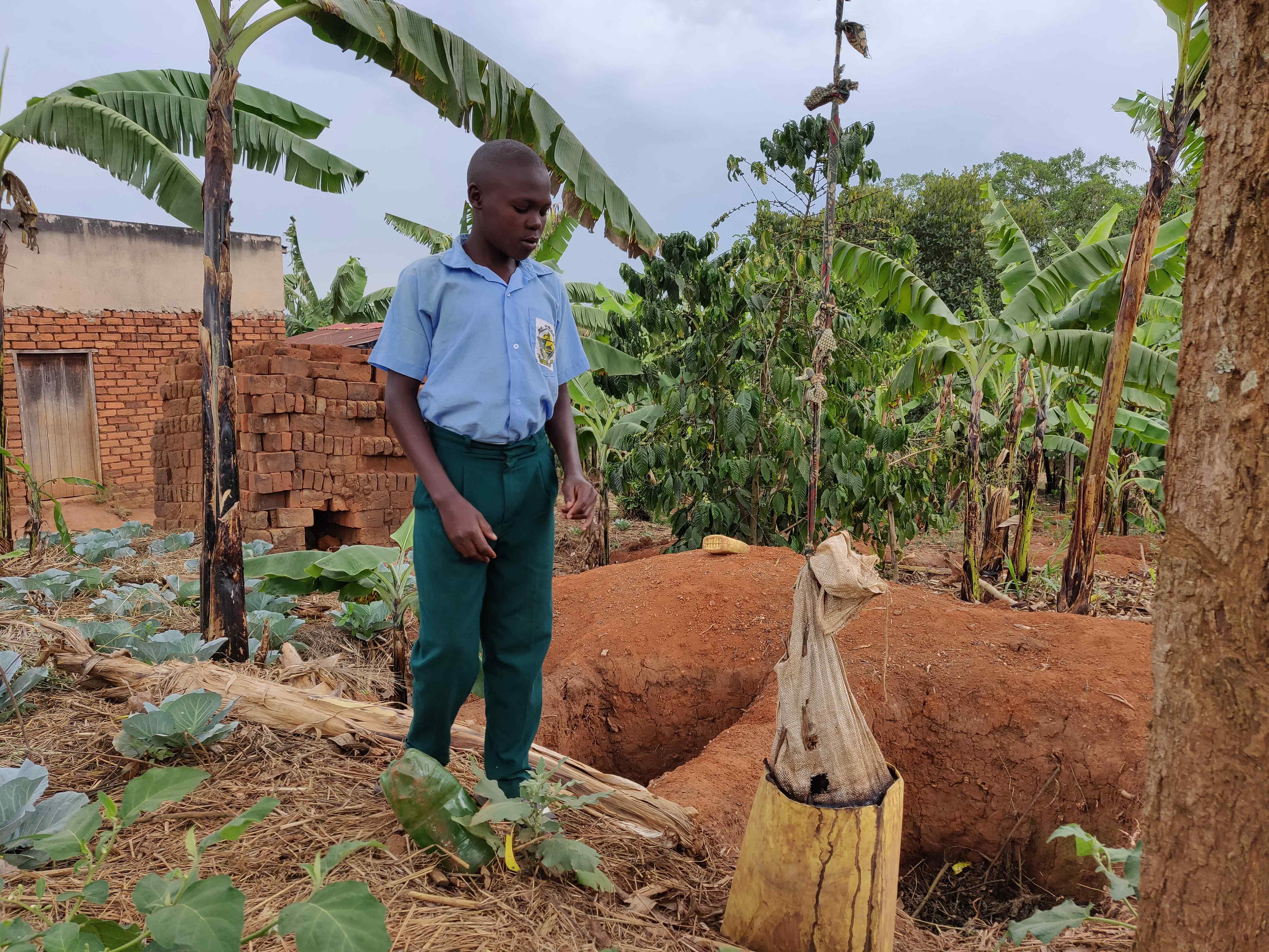 Reportage "Uganda: Farmschulen"; Foto:  Farmschüler James bei der Arbeit im Garten (Quelle: Katharina Drzsiga / Kindernothilfe)
